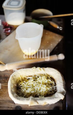 La préparation de fromage et brocolis quiche ou flan, Wales, UK Banque D'Images
