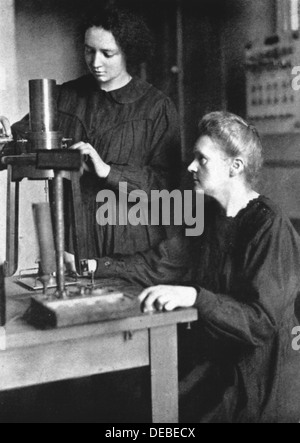 Marie Curie - physicien français d'origine polonaise, en 1925 avec sa fille Irène JOLIOT-CURIE Banque D'Images