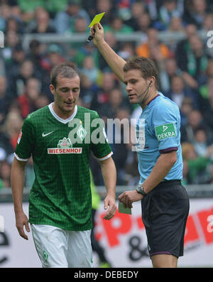 Brême, Allemagne. 14e Août, 2013. Arbitre Felix Brych montre la carte jaune à Luca hamiltonien Caldirola pendant le match de football Bundesliga le Werder Brême contre l'Eintracht Francfort à la Weser Stadion à Bremen, Allemagne, 14 septembre 2013. Le Werder Brême perd 0-3. Photo : CARMEN JASPERSEN/dpa/Alamy Live News Banque D'Images