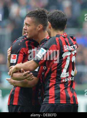 Brême, Allemagne. 14e Août, 2013. Frankfurt's Sebastian Rode (L) et Tranquillo Barnetta célébrer l'objectif 0-2 par Vaclac Kadlec (C) au cours de la Bundesliga match de football Werder Brême contre l'Eintracht Francfort à la Weser Stadion à Bremen, Allemagne, 14 septembre 2013. Francfort gagne 0-3. Photo : CARMEN JASPERSEN/dpa/Alamy Live News Banque D'Images