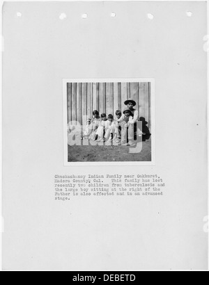 Cette image montre la famille Chuckachancy près d'Oakhurst, en Californie, dans le cadre d'un rapport d'enquête documentant la région de Fresno au début du XXe siècle. Banque D'Images