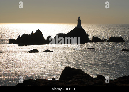 La Corbiere Lighthouse se trouve sur le sud-ouest de l'extrémité de l'île de Jersey channel Banque D'Images