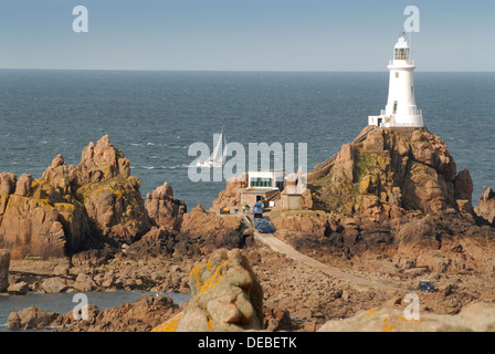 La Corbiere Lighthouse se trouve sur l'extrémité sud-ouest de l'île de Jersey channel Banque D'Images