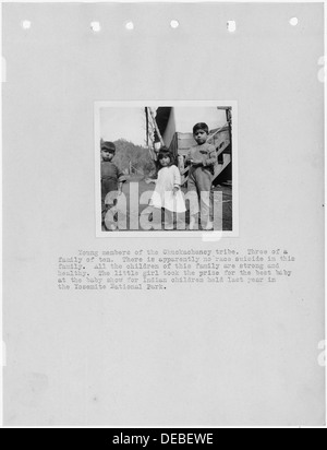 Cette photographie montre de jeunes membres de la tribu Chuckachancy, située en Californie, à partir d'un rapport d'enquête détaillant les communautés indigènes du comté de Fresno. Banque D'Images