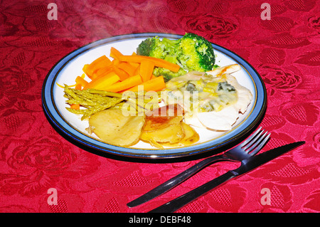 Poulet en sauce moutarde poireaux et avec des légumes frais. Banque D'Images