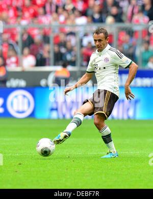 Munich, Allemagne. 14e Août, 2013. Rafinha de Munich passe le ballon au cours de la Bundesliga match de football FC Bayern Munich vs Hanovre 96 à l'Allianz Arena de Munich, Allemagne, 14 septembre 2013. Munich a gagné 2-0. Photo : MARC MUELLER/dpa/Alamy Live News Banque D'Images
