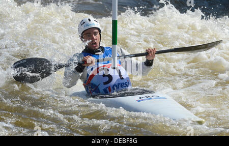 Prague, République tchèque . 14e Août, 2013. Thomas Bersinger de l'Argentine est perçu au cours de la K1 de la finale de la Coupe du monde de slalom en canoë 2013 à Prague, en République tchèque, le 14 septembre 2013. (Photo/CTK Michal Krumphanzl) © CTK/Alamy Live News Banque D'Images