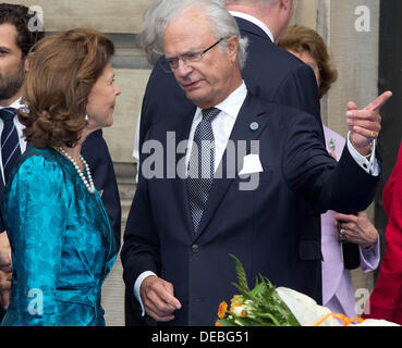 Stockholm, Suède. 15e Août, 2013. La Reine Silvia de Suède et le Roi Carl Gustaf de Suède à la célébration en lien avec le 40ème jubilé du roi à la cour intérieure du palais royal de Stockholm. Le roi Carl Gustav de Suède 40ème jubilé, Stockholm 15 septembre 2013. Photo : Albert Nieboer-PRE - - © AFP PHOTO alliance/Alamy Live News Banque D'Images