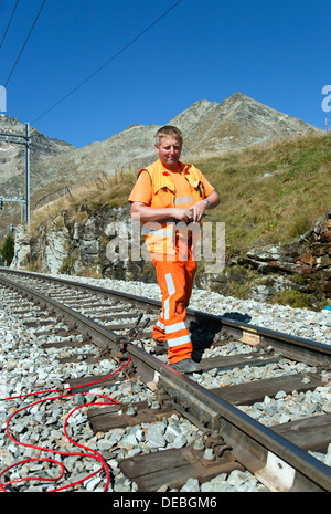 Alp Gruem, Suisse, le chemin de fer rhétique électricien lors d'un travail sur la ligne de la Bernina Banque D'Images