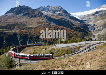 Alp Gruem, Suisse, le Bernina Express sur l'itinéraire des chemins de fer rhétiques de Thusis à Tirano Banque D'Images