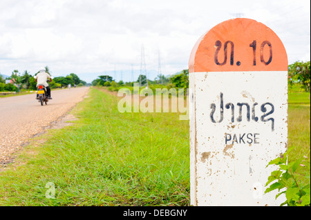 Étape de 10 kilomètres sur l'autoroute nationale 16e et direction à Pakson à Paksé, au Laos. Banque D'Images