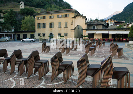 Tirano, Italie, empilé des chaises en plastique sur la Piazza della Basilica Banque D'Images