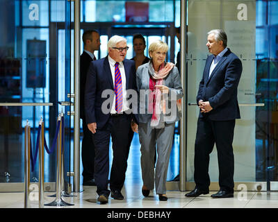 Berlin, Allemagne. Septembre 16th, 2013. Sigmar Gabriel (SPD) et Christian Ude (SPD), le SPD candidat haut en Bavière ont donné leurs déclarations sur les résultats de l'élection un jour après l'élections de l'état en Bavière. / Photo : Frank-Walter STEINMEIER (SPD), président du groupe parlementaire du SPD, Hannelore Kraft (SPD), Ministre-président de Rhénanie du Nord-Westphalie et vice-président du SPD, et Klaus Wowereit (SPD), Maire de Berlin et vice-président du SPD à la DSF Partty Central à Berlin. Credit : Reynaldo Chaib Paganelli/Alamy Live News Banque D'Images