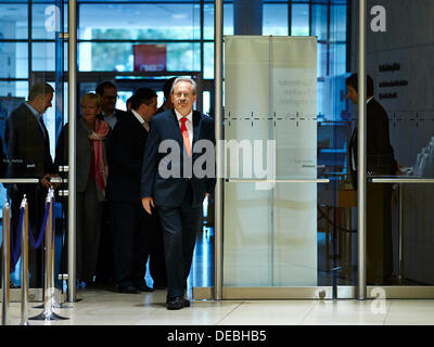 Berlin, Allemagne. Septembre 16th, 2013. Sigmar Gabriel (SPD) et Christian Ude (SPD), le SPD candidat haut en Bavière ont donné leurs déclarations sur les résultats de l'élection un jour après l'élections de l'état en Bavière. / Photo : Christian Ude (SPD), Maire de Munich, arrive à donner une déclaration. Credit : Reynaldo Chaib Paganelli/Alamy Live News Banque D'Images