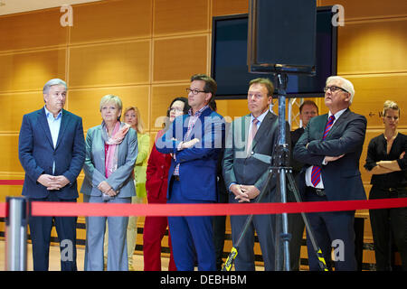 Berlin, Allemagne. Septembre 16th, 2013. Sigmar Gabriel (SPD) et Christian Ude (SPD), le SPD candidat haut en Bavière ont donné leurs déclarations sur les résultats de l'élection un jour après l'élections de l'état en Bavière. / Photo : Les dirigeants du SPD suivez la conférence de presse. Credit : Reynaldo Chaib Paganelli/Alamy Live News Banque D'Images