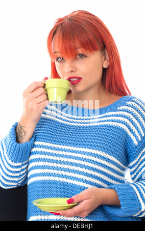 Jolie jeune femme avec cheveux rouges, dans ses années Twenties, boire une tasse de café Espresso frais, isolé sur blanc Banque D'Images