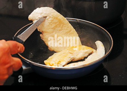 Filets de poulet à frire pan. Banque D'Images