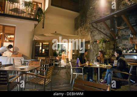 Tirano, Italie, les invités dans un restaurant de nuit Banque D'Images