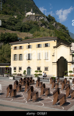 Tirano, Italie, empilé des chaises en plastique sur la Piazza della Basilica Banque D'Images