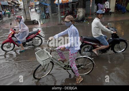 Tra Vinh, Tra Vinh, Vietnam. 16e Août, 2013. Comme d'habitude de la vie en tant que manoeuvre par cycles d'inondation de la rue, après une averse, septembre marque le début de la saison des pluies et selon les prévisions sont AccWeather.com de bruine pluie ou orages chaque jour de la fin du mois. © Gary Dwight Miller/ZUMAPRESS.com/Alamy Live News Banque D'Images