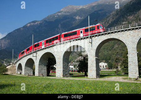 Grisons, Suisse, le viaduc circulaire du chemin de fer rhétique Banque D'Images