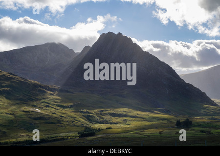 Profil robuste du Mont Tryfan face est par contre-jour après-midi ensoleillé de montagnes de Snowdonia. Ogwen Valley North Wales UK Banque D'Images