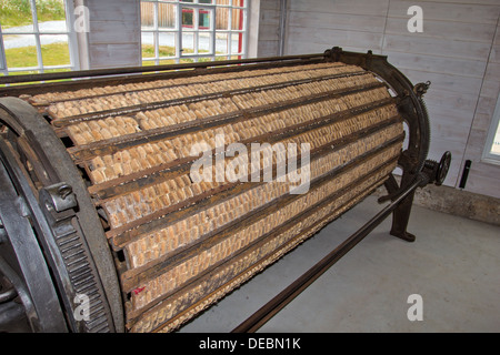 MACHINE AVEC DES RANGÉES DE CHARDONS pour élever les PAN sur laine tissée restauré SITUÉ À L'USINE DE LAINE KNOCKANDO ECOSSE Banque D'Images