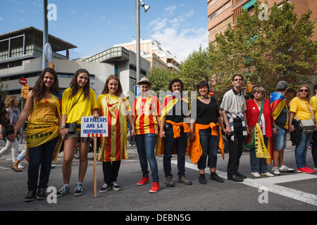 Barcelone, Catalogne, Espagne. Mercredi 11 Septembre : personnes se tenant la main pour le Catalan. Banque D'Images