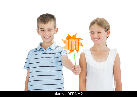 Frère et sœur jouant avec la roue crantée Banque D'Images