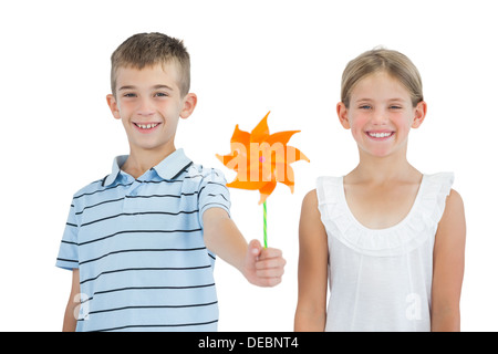 Smiling brother and sister jouer avec la roue crantée Banque D'Images