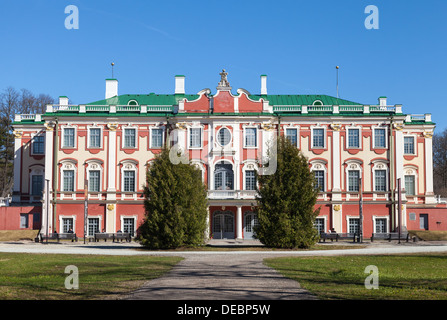 Le parc Kadriorg avec arbres et façade du palais. Tallinn, Estonie Banque D'Images