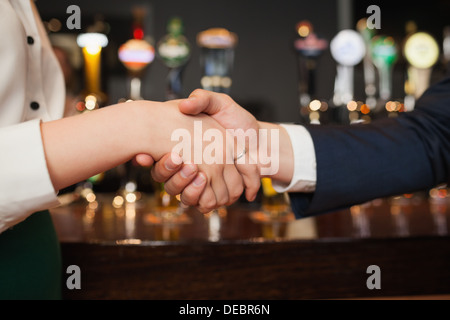 Close up on colleagues shaking hands Banque D'Images