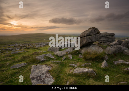 Coucher de Rowtor avec vue sur la lande de Dartmoor National Park, Devon, UK Banque D'Images