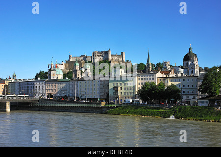 Vue du Makartsteg vers la Forteresse de Hohensalzburg et le centre ville historique avec les tours de la cathédrale de Salzbourg Banque D'Images