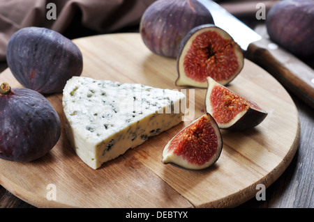 Fromage bleu et figues fraîches Fruits sur une planche à découper en bois Banque D'Images