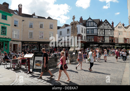 Vue générale de la foule, Buttermarket Canterbury, Kent, UK. (Monument commémoratif de guerre dans le centre de la place) Banque D'Images