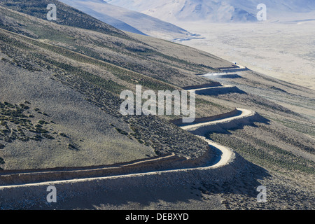 Une route sinueuse menant à la Taglang, 5,325 m, le plus haut col sur la route Manali-Leh, Rumtse, Ladakh, le Jammu-et-Cachemire Banque D'Images