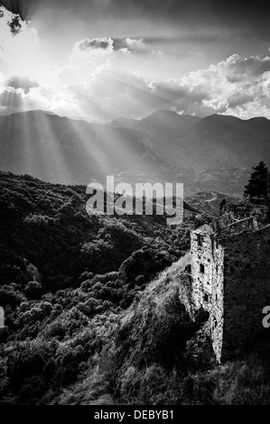 Abruzzo, Italie. ciel spot light sur une maison en ruine dans l'ancien village abandonné Banque D'Images