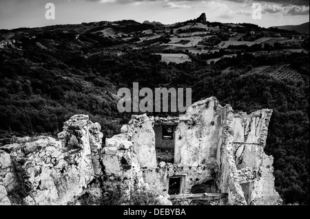 Abruzzo, Italie. Maison en ruine dans l'ancien village fantôme Banque D'Images