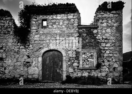 Abruzzo, Italie. Maison en ruine dans village abandonné Banque D'Images