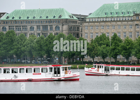 Hambourg, Allemagne, les navires à passagers sur l'Alster intérieur Banque D'Images