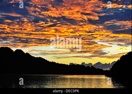 Le coucher du soleil, Raja Ampat, Papouasie occidentale, en Indonésie Banque D'Images