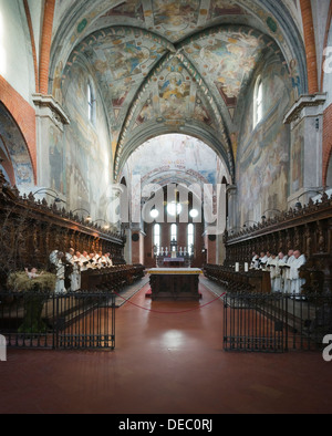 Les moines cisterciens dans la prière dans le quartier gothique, l'abbaye de Clairvaux Abbaye Chiaravalle Milanese, Rogoredo, Milan, Lombardie, Italie Banque D'Images