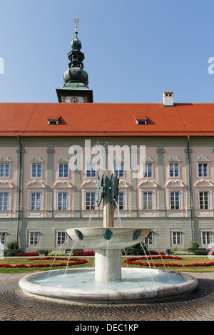 La chanson 'Fontaine' par Kiki Kogelnik, 1997, en face du Landhaus, bâtiment du parlement de l'état, Kiki Kogelnik Square, Klagenfurt Banque D'Images