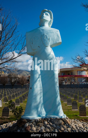 Statue, cimetière de Halabja, Halabja, dans le Kurdistan iraquien, l'Iraq Banque D'Images