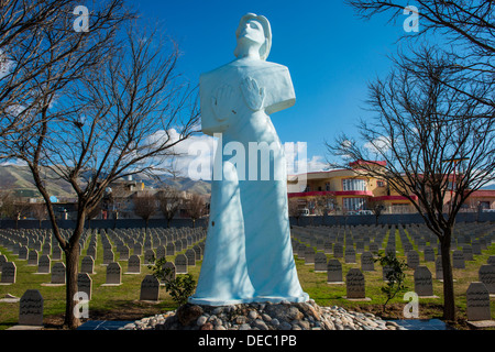 Statue, cimetière de Halabja, Halabja, dans le Kurdistan iraquien, l'Iraq Banque D'Images