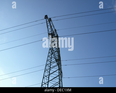 Mât d'énergie électrique avec la ligne Banque D'Images