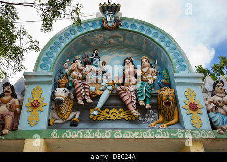 Divinités hindoues sur un temple du village. L'Andhra Pradesh, Inde Banque D'Images