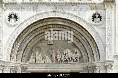 Statues au-dessus de l'entrée portail, détail, façade ouest de la Cathédrale de Côme, Cathédrale de Santa Maria Maggiore, Côme, Lombardie Banque D'Images