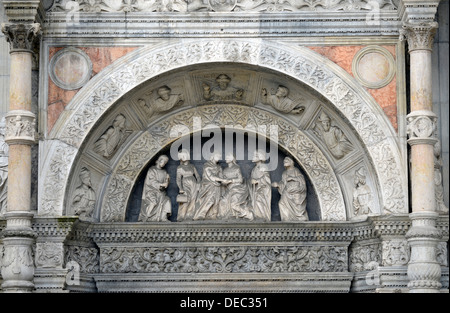 La statue au-dessus de North Portal, nef allée, détail, la Cathédrale de Côme, Cathédrale de Santa Maria Maggiore, Côme, Lombardie, Italie Banque D'Images
